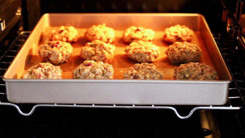奶香苹果燕麦饼干,烤箱提前预热，把饼干放入烤箱里，180度烤20分钟即可。
