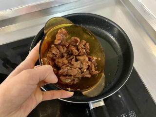 洋葱炒肉片➕青椒洋葱炒肉片,热锅冷油，下腌制好的肉片，中火滑炒