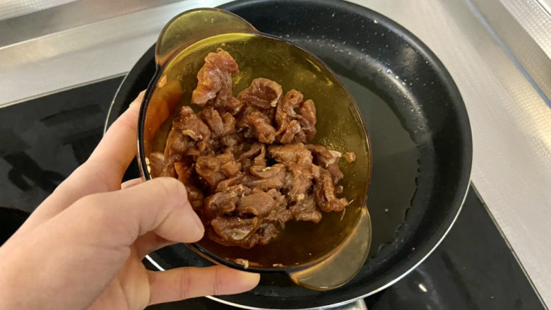 洋葱炒肉片➕青椒洋葱炒肉片,热锅冷油，下腌制好的肉片，中火滑炒
