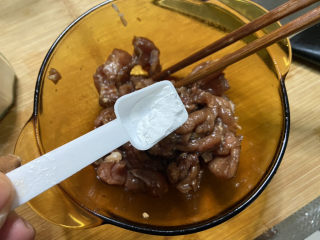 洋葱炒肉片➕青椒洋葱炒肉片,一茶匙淀粉，抓拌均匀