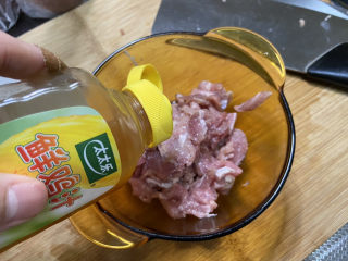 洋葱炒肉片➕青椒洋葱炒肉片,一点太太乐鸡汁