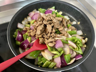 洋葱炒肉片➕青椒洋葱炒肉片,加入肉片，翻炒均匀，继续翻炒半分钟