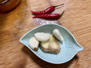 洋葱炒肉片➕青椒洋葱炒肉片,小米辣洗净，蒜剥皮，姜洗净