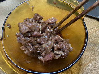 洋葱炒肉片➕青椒洋葱炒肉片,抓拌均匀，腌制15分钟