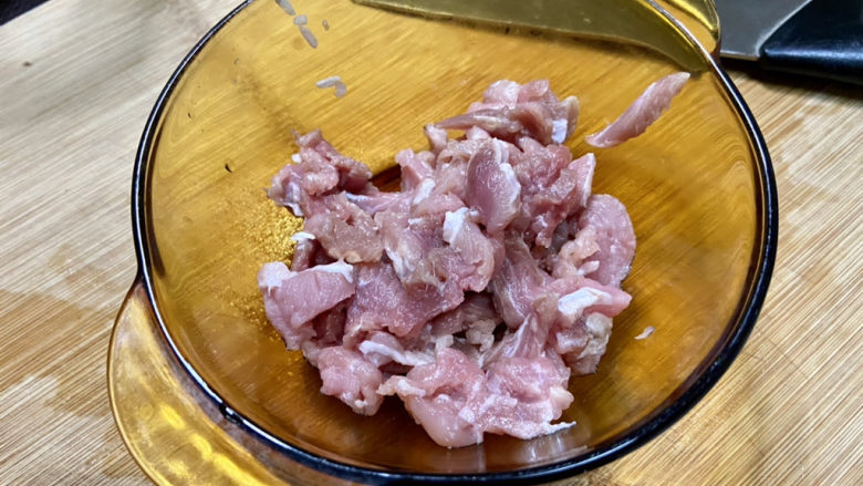 洋葱炒肉片➕青椒洋葱炒肉片,猪肉清洗后切片