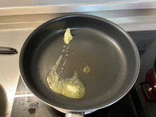 培根芦笋卷,平底锅加热，放入黄油融化