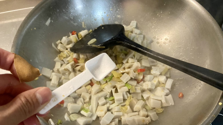 泡椒藕丁,根据个人口味添加适量盐，翻炒一分钟