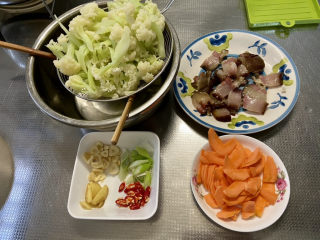 腊肉炒花菜➕腊肉胡萝卜炒花菜,全部食材准备好