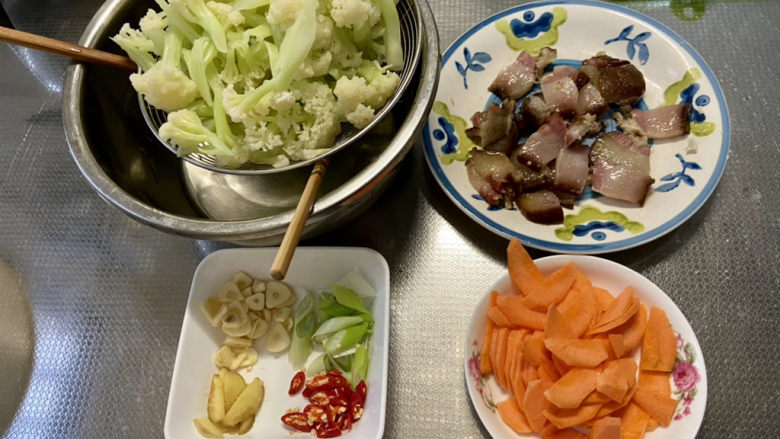 腊肉炒花菜➕腊肉胡萝卜炒花菜,全部食材准备好
