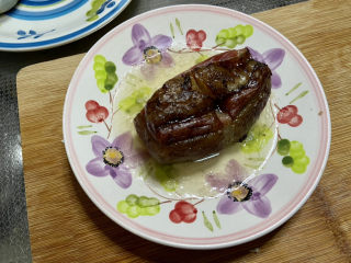腊肉炒花菜➕腊肉胡萝卜炒花菜,蒸好的腊肉取出放到不烫手
