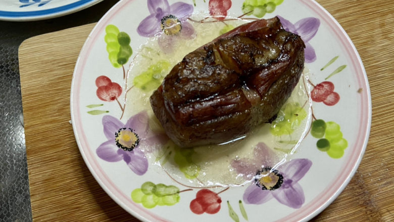 腊肉炒花菜➕腊肉胡萝卜炒花菜,蒸好的腊肉取出放到不烫手