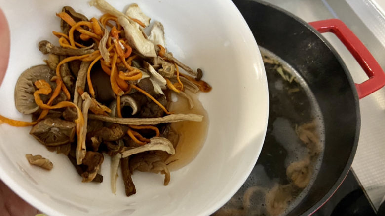 豆腐肉丸子➕香菜虾皮豆腐肉丸汤,加入泡发好的杂菌