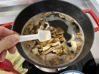 豆腐肉丸子➕香菜虾皮豆腐肉丸汤,加入少许白糖