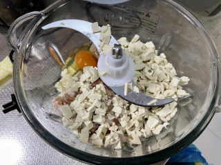 豆腐肉丸子➕香菜虾皮豆腐肉丸汤,加入一颗鸡蛋