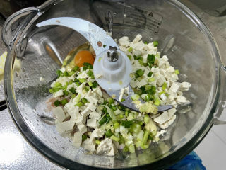 豆腐肉丸子➕香菜虾皮豆腐肉丸汤,加入葱末姜末