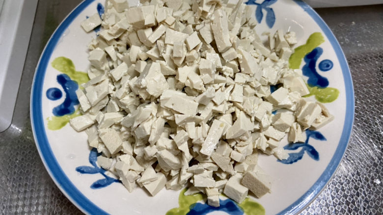 豆腐肉丸子➕香菜虾皮豆腐肉丸汤,老豆腐切碎或捏碎