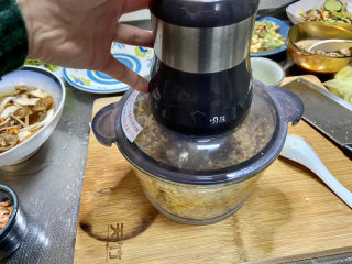 豆腐肉丸子➕香菜虾皮豆腐肉丸汤,搅碎搅拌均匀，大概半分钟吧