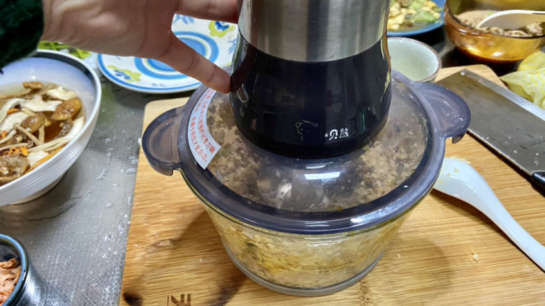 豆腐肉丸子➕香菜虾皮豆腐肉丸汤,搅碎搅拌均匀，大概半分钟吧