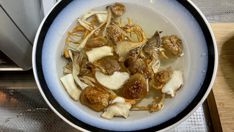 豆腐肉丸子➕香菜虾皮豆腐肉丸汤,杂菌清洗，温水浸泡20分钟