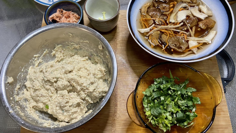 豆腐肉丸子➕香菜虾皮豆腐肉丸汤,全部食材准备好