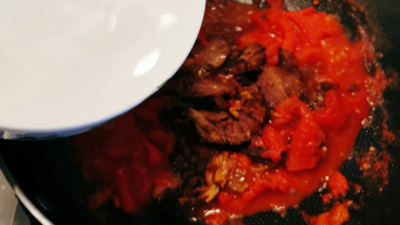 番茄牛肉面,放入一碗清水，大火烧开。