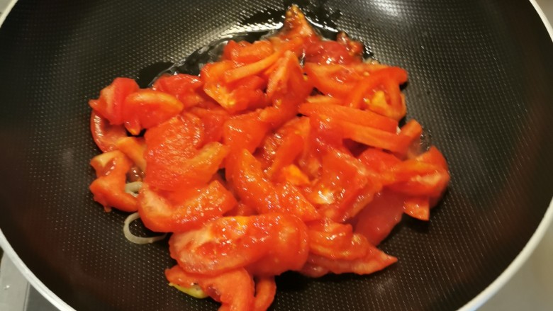 番茄牛肉面,放入番茄翻炒。