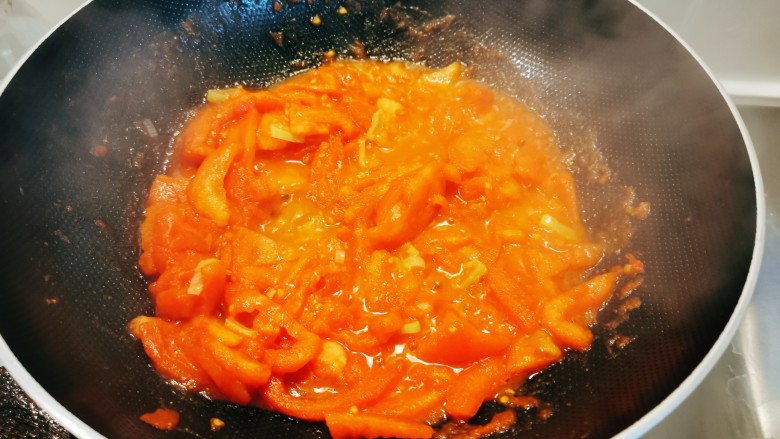 番茄牛肉面,番茄随着加热变软烂。