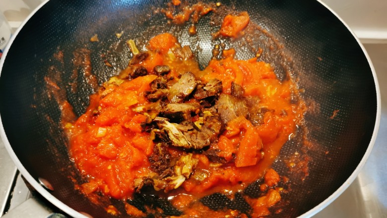 番茄牛肉面,放入牛肉翻炒。