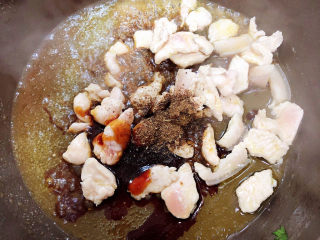 洋葱炒肉片,放入蚝油、生抽、花椒粉翻炒均匀。