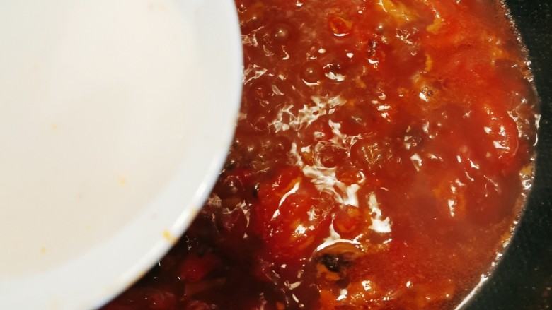 番茄牛肉面,倒入水淀粉勾芡增稠。