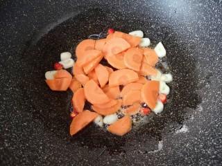 黄瓜炒腊肠,下入胡萝卜片。