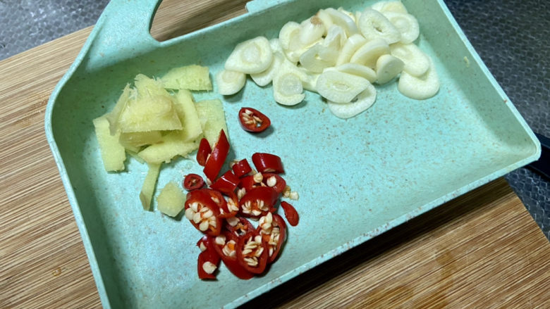 黄瓜炒腊肠➕黄瓜春笋炒腊肠,姜切片，蒜切片，小米辣切圈