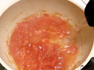 番茄牛肉面,再炒番茄。加入清水