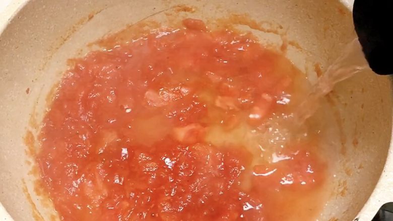 番茄牛肉面,再炒番茄。加入清水
