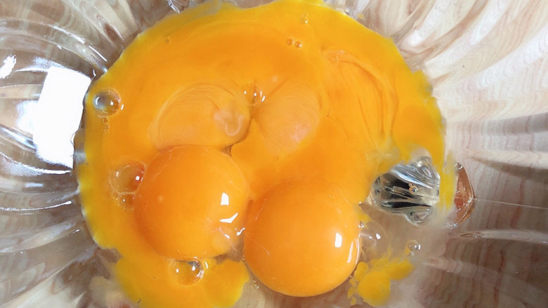 橙子蛋糕,将<a style='color:red;display:inline-block;' href='/shicai/ 9'>鸡蛋</a>的蛋清和蛋黄分开。