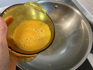 花菜炒鸡蛋➕番茄花菜炒鸡蛋,热锅放入适量食用油，油热下蛋液