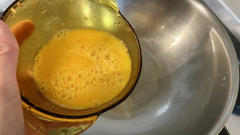 花菜炒鸡蛋➕番茄花菜炒鸡蛋,热锅放入适量食用油，油热下蛋液