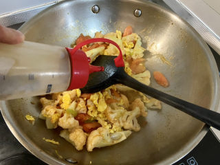 花菜炒鸡蛋➕番茄花菜炒鸡蛋,加入一茶匙蚝油翻炒均匀
