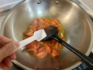 花菜炒鸡蛋➕番茄花菜炒鸡蛋,加少许食盐，中小火翻炒出汁