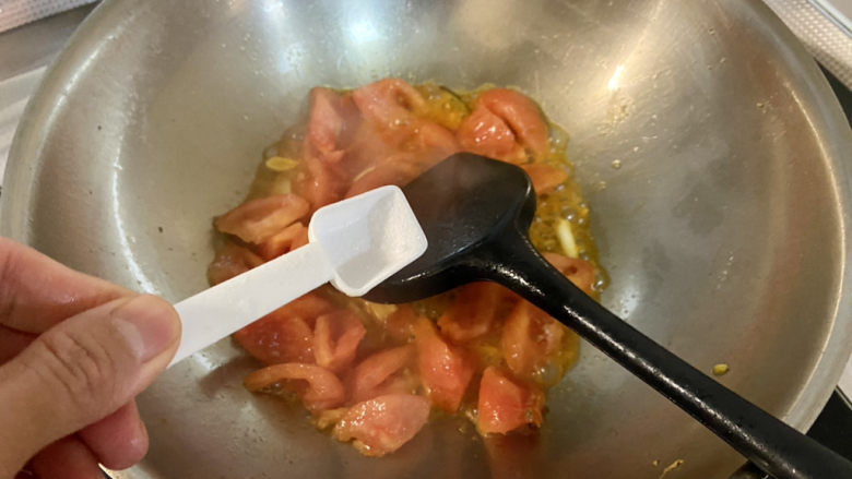 花菜炒鸡蛋➕番茄花菜炒鸡蛋,加少许食盐，中小火翻炒出汁