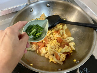 花菜炒鸡蛋➕番茄花菜炒鸡蛋,最后撒上葱叶翻炒均匀出锅