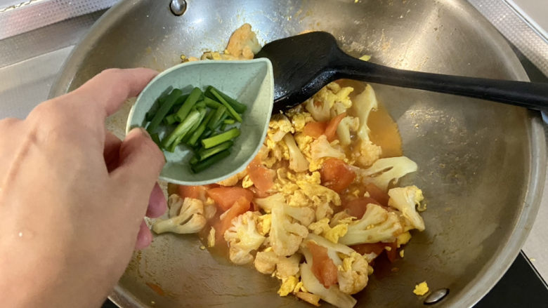 花菜炒鸡蛋➕番茄花菜炒鸡蛋,最后撒上葱叶翻炒均匀出锅