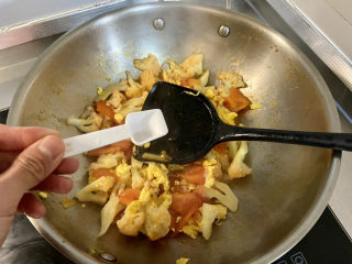 花菜炒鸡蛋➕番茄花菜炒鸡蛋,尝下咸淡，根据个人口味添加少许盐翻炒均匀