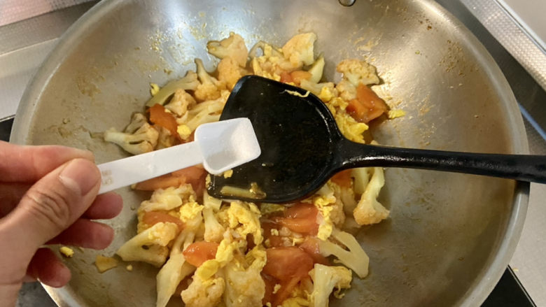 花菜炒鸡蛋➕番茄花菜炒鸡蛋,尝下咸淡，根据个人口味添加少许盐翻炒均匀