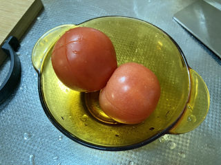 花菜炒鸡蛋➕番茄花菜炒鸡蛋,番茄清洗，表面划十字花刀，开水浸泡3分钟