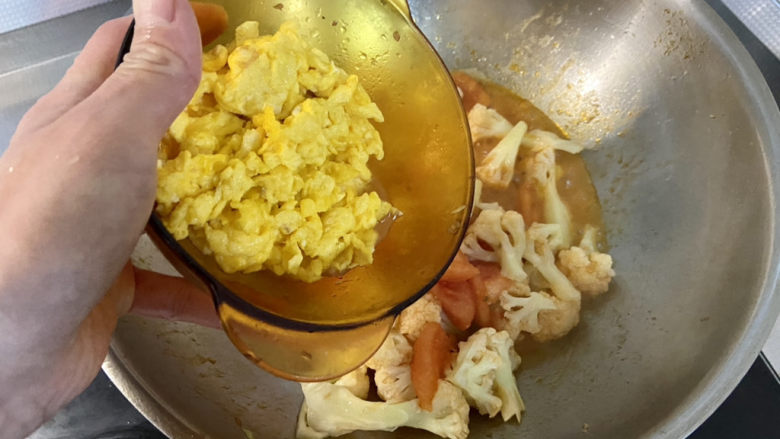 花菜炒鸡蛋➕番茄花菜炒鸡蛋,加入炒蛋翻炒均匀