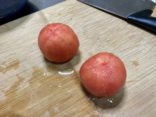 花菜炒鸡蛋➕番茄花菜炒鸡蛋,番茄开水泡后去皮