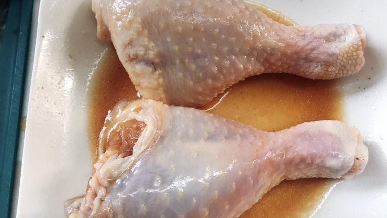 盐焗鸡腿,抹均匀，腌制10分钟