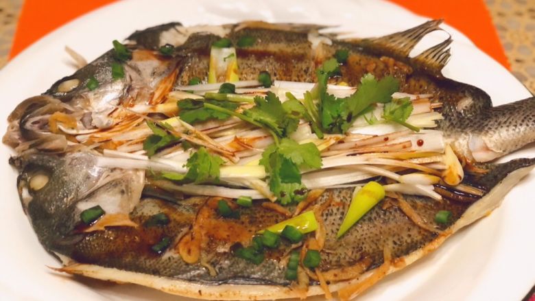 清蒸海鲈鱼,倒掉蒸鱼多出来的水，将鱼码放盘中，鱼中间放葱丝，香菜