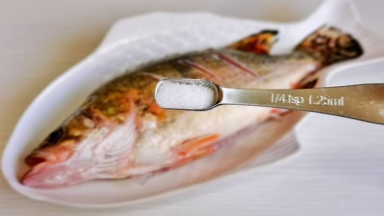 剁椒鲈鱼,按个人口味撒上食用盐。
